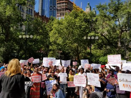 支持通過新法的民眾，在公聽會之前集會抗議非法出租房屋的行徑滲入社區。