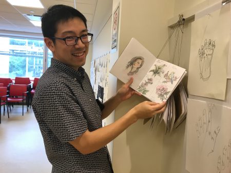 繪畫班老師蕭喆旻是職業畫家，他對耆老學員的進步感到高興。