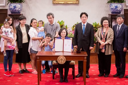 总统蔡英文（前）、行政院长赖清德（后右3）、总统府秘书长陈菊（后右2）等人6月6日在总统府公开签署“儿童及少年未来教育与发展账户条例”。