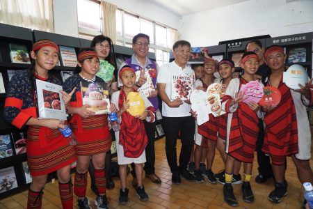 益品书屋创办人戴胜益（中）和仁爱乡的原住民小朋友在400本精选餐饮书展开幕式中开心合影。