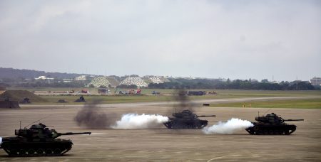 坦克车进行地面攻击前施放烟雾弹。