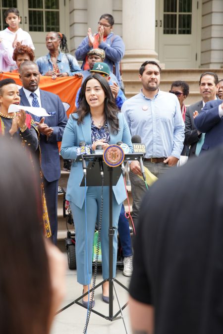 倡議「愛彼迎地址披露法案」的市議員利華娜7日在市政廳前表示紐約需要短租房屋房東的信息。