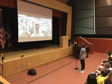 紐約市學生向NASA Expedition 55太空人阿諾德（Ricky Arnold，螢幕中）提問。