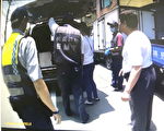 忧郁妇鱼池徘回  警百米穿越障碍救援
