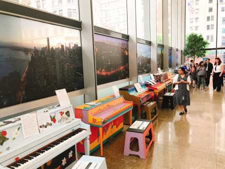 這些彩繪鋼琴從今天開始將被放置到紐約五大區各個地方，供民眾彈玩。