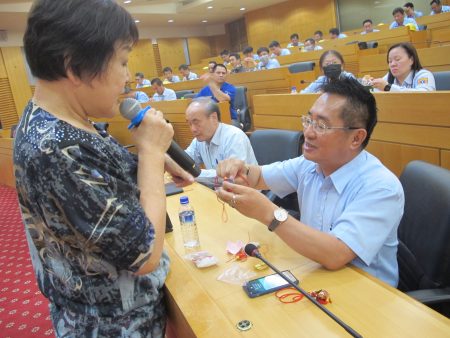 塑化公司协理黄耀南、台化公司副总经理张吉柱也参与制作香包活动。