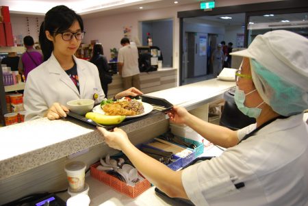 臺北醫學大學附設醫院營養師表示，香蕉營養成分高，民眾可依循享原味、選在地、趁當季的原則享用香蕉