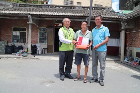 麦寮管理部副总经理陈文仰（左）亲临低收入家庭，致赠礼品礼金。