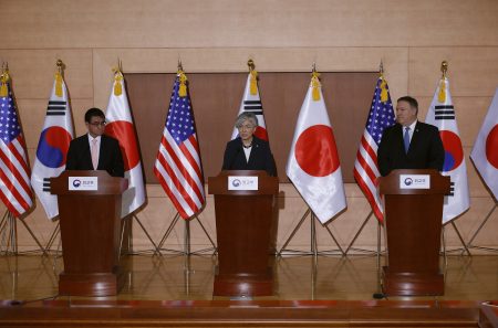 美國國務卿蓬佩奧（右起）、韓國外長康京和以及日本外務大臣河野太郎14日在首爾會談，誓言合作確保北韓放棄核武計畫。