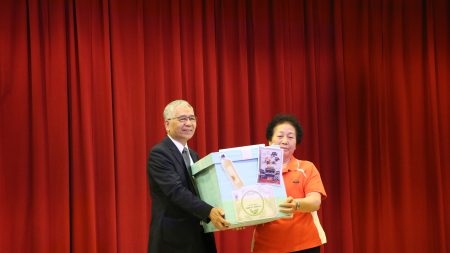  嘉義市副市長張惠博代表各單位贈送物資給關懷資源回收個體業者的代表。