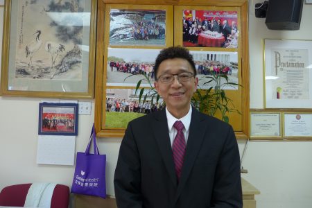 布碌崙华人协会会长麦保罗在八大道已经服务了30年。