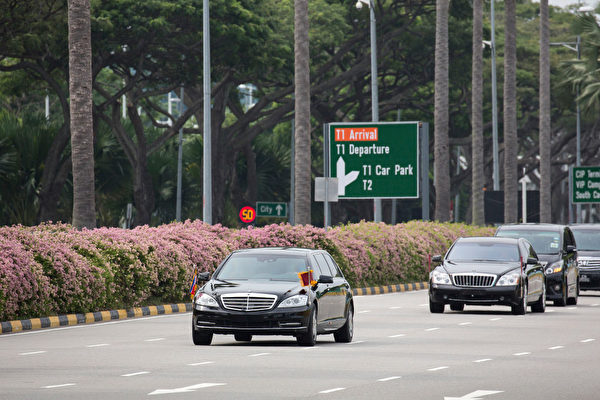 金正恩出場的奇怪動作 黑衣保鏢 多輛專車