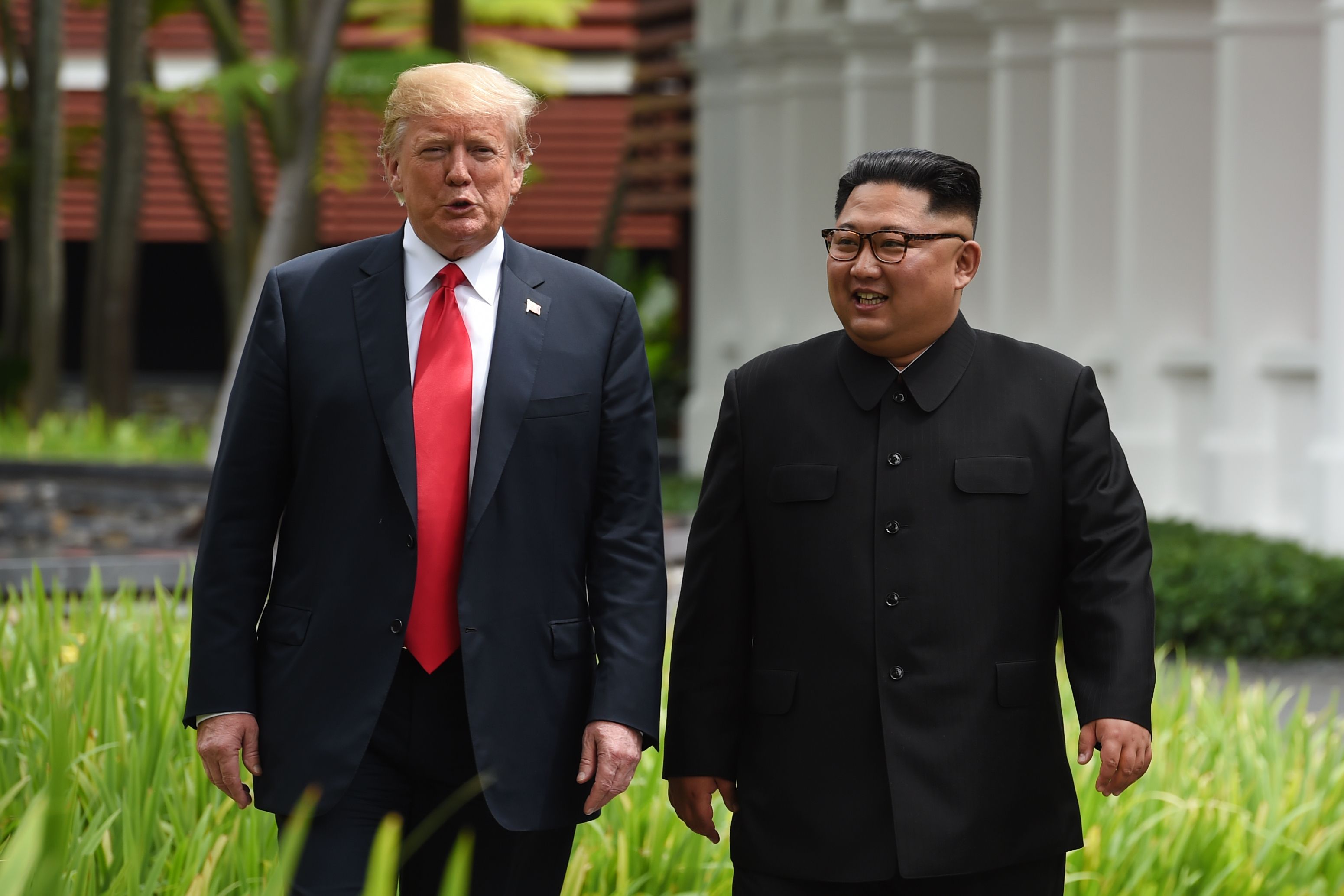 6月12日,川普和金正恩在新加坡会面。图为两人会谈休息期间散步。(ANTHONY WALLACE/AFP/Getty Images)
