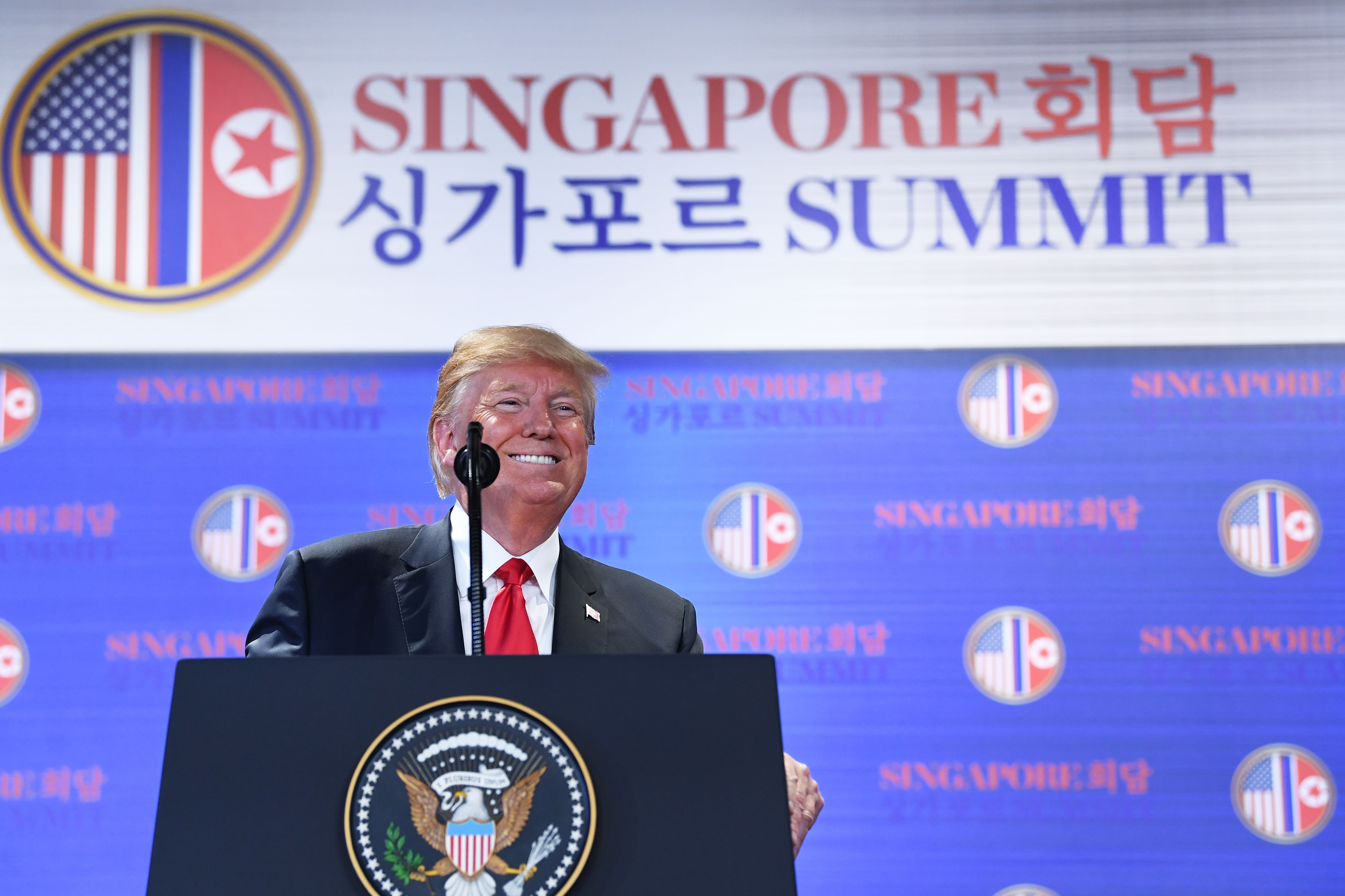 6月12日川金会后,川普总统在记者会上发表讲话。(SAUL LOEB/AFP/Getty Images)