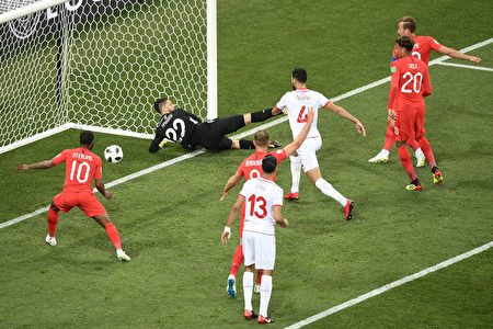 TOPSHOT - England's forward Harry Kane (R) scores his team's first goal during the Russia 2018 World Cup Group G football match between Tunisia and England at the Volgograd Arena in Volgograd on June 18, 2018. (Photo by NICOLAS ASFOURI / AFP) / RESTRICTED TO EDITORIAL USE - NO MOBILE PUSH ALERTS/DOWNLOADS