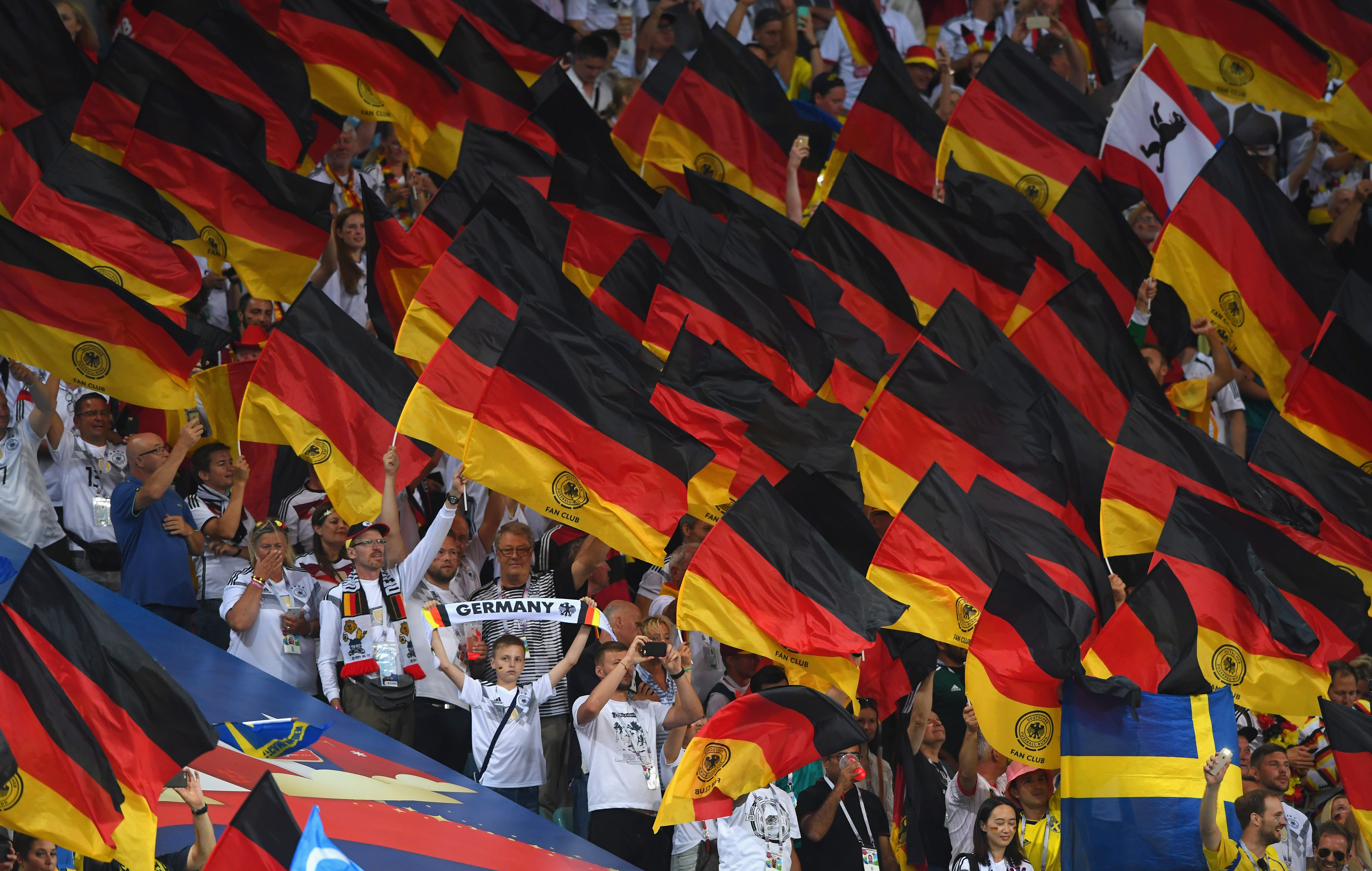 Гюндоган с флагом Германии.