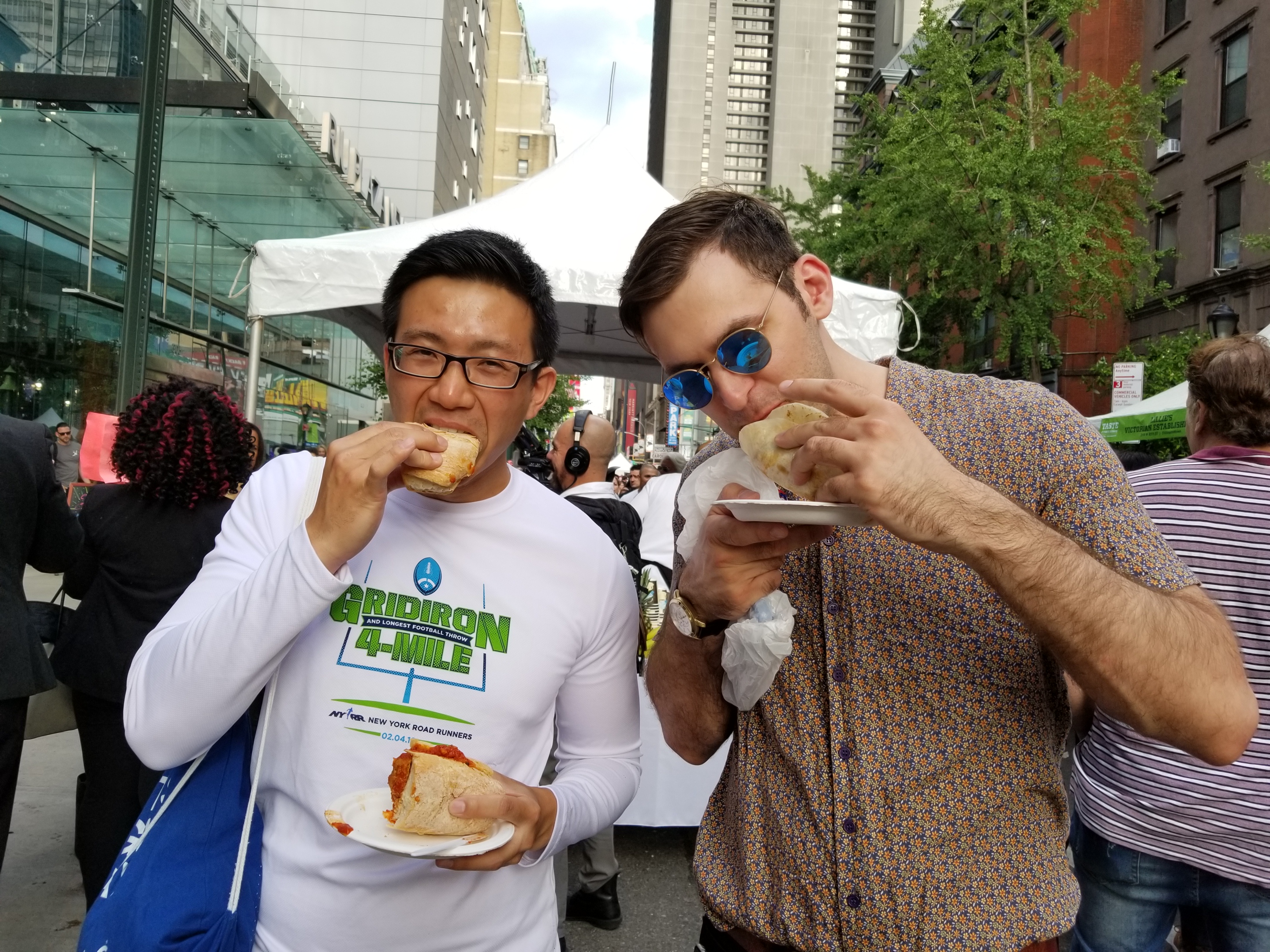David Louie(左)特別從布碌崙過來跟美國朋友Brendan White一起逛美食展。(玉凌格/大紀元)
