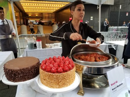 義大利餐廳 Bond 45的肉球與蛋糕賣相奇佳。