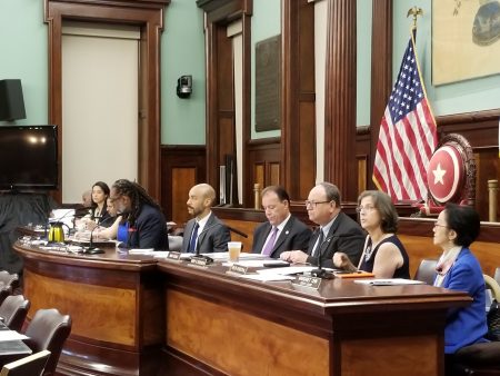 市議會房屋與建築委員會26日舉行聽證會，討論整治Airbnb掛牌短租戶法規。