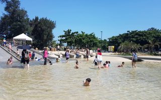 為孩子消消暑   南寮親子沙灘舉行水花派對