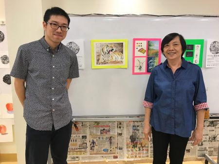 繪畫班老師蕭喆旻（左）與耆老學員柯秀穎（右）在她的畫作前。