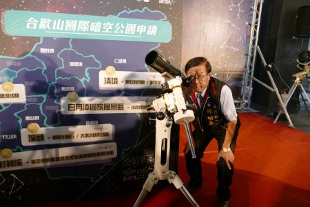 2. 南投县长林明溱在记者会现场参观天文望远镜。