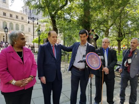 市議會交通委員會主席羅德里格斯（左三）12日召開記者會宣布推動立法，支持恢復記者紐約賓州車站（NYP）特權停車牌。
