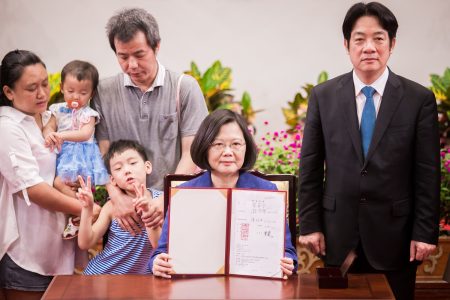 总统蔡英文（前）、行政院长赖清德（后右1）6月6日在总统府公开签署“儿童及少年未来教育与发展账户条例”。