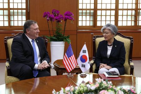 美國國務卿蓬佩奧（左起）、韓國外長康京和14日在首爾會談，誓言合作確保北韓放棄核武計畫。