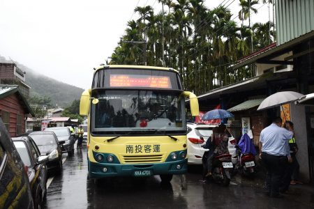 仁爱乡中正村公车停驶近30年，造成民众及通学国中生极大不便，20日重新有公车驶进村子里。