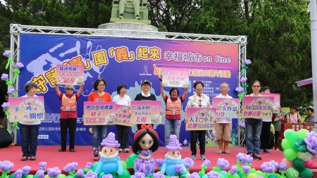  東川社區發展協會演出家暴防治劇並協助舉牌宣導。