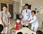桃醫兒科病房 病童做端午節龍舟造型著色及摺紙