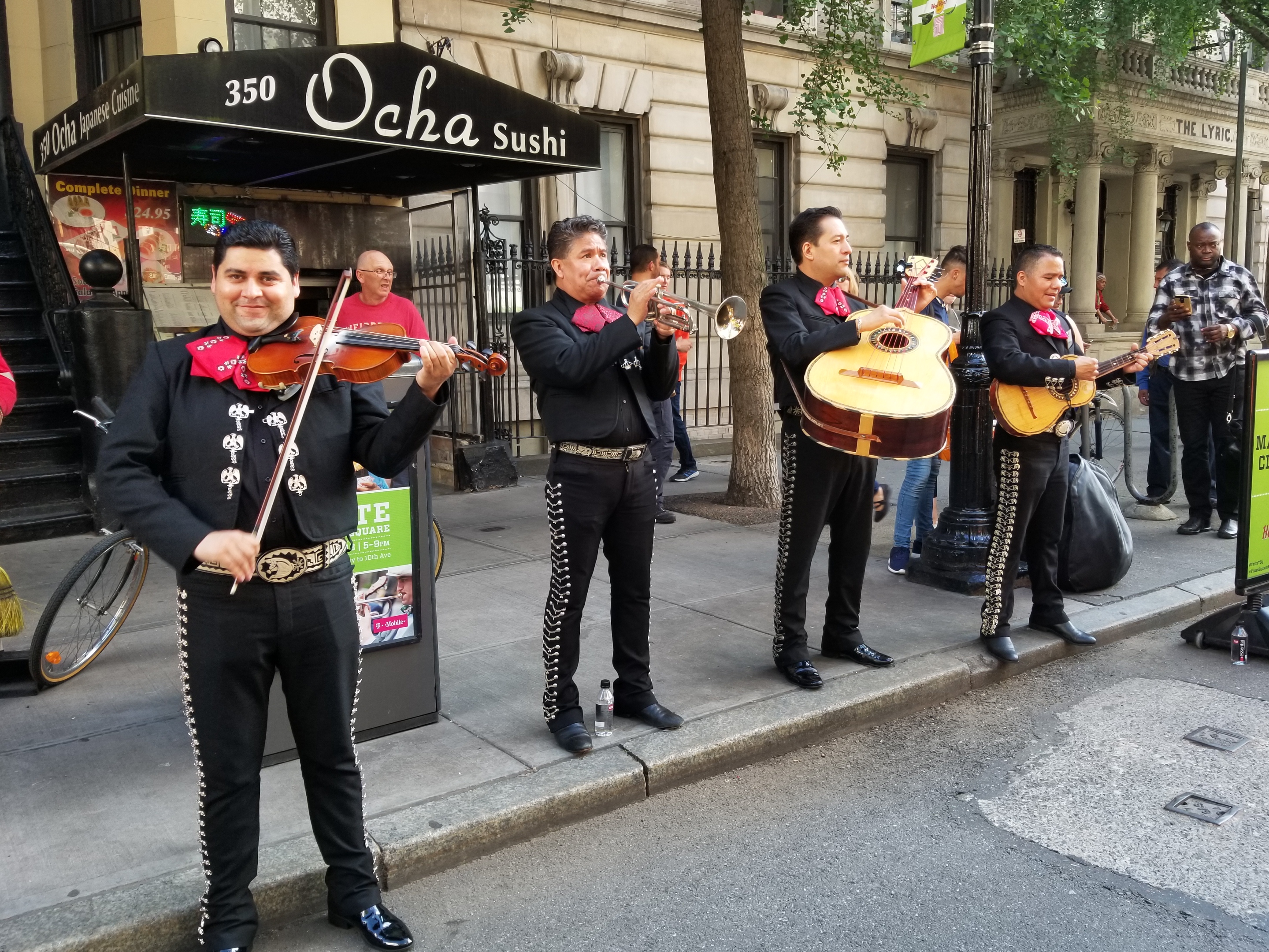 墨西哥風格的樂團Mariachi Citlalli帶來熱情又甜蜜的情歌,吸引民眾駐足觀賞,女遊客爭相與之合照。(玉凌格/大紀元)