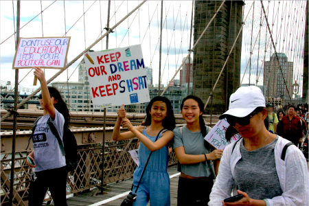 图为华裔学生游行呼吁保留特殊高中入学考试。
