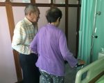 8旬老夫妻相扶持 病榻旁見證一甲子婚約