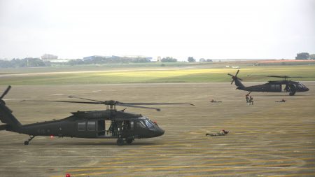 陆军攻击直升机载运国军，进行战场扫荡。