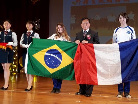 法國的簡逸思及巴西的洪乙妏兩位扶輪社國際交換學生，贈送兩國國旗給校方典藏，感謝水商一年的照顧。