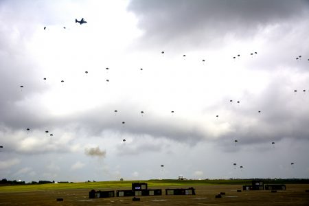 伞兵部队162名伞兵顺利完成跳伞任务。