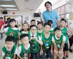 林右昌與老幼慶端午 高歌一支小雨傘