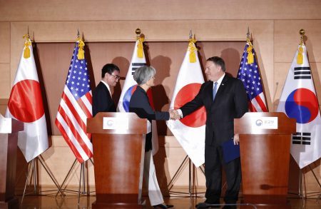 美國國務卿蓬佩奧（右起）、南韓外長康京和以及日本外務大臣河野太郎14日在首爾會談，誓言合作確保北韓放棄核武計畫。
