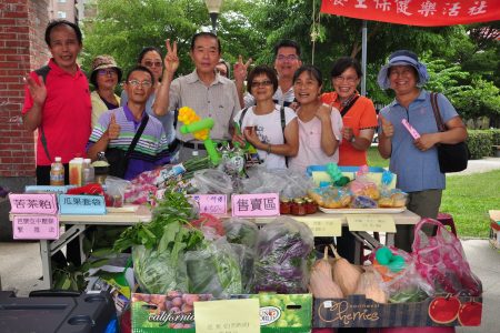 「休閒農業蔬果有機栽培」課程，授課老師李國明(前排左3)是農委會農業改良場退休的專家，教學從理論到實務兼備