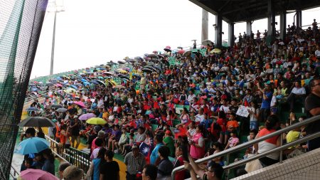  虽然天空飘着小雨，仍吸引大批球迷进场为中华队加油喝采。