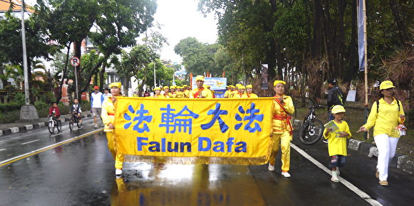 纪念7.20法轮功学员反迫害19周年，峇里岛部分法轮功学员参与游行。（萧律生／大纪元）