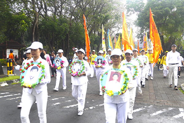 纪念7.20法轮功学员反迫害19周年，峇里岛部分法轮功学员参与游行。图为悼念队伍和仪仗队。（萧律生／大纪元）