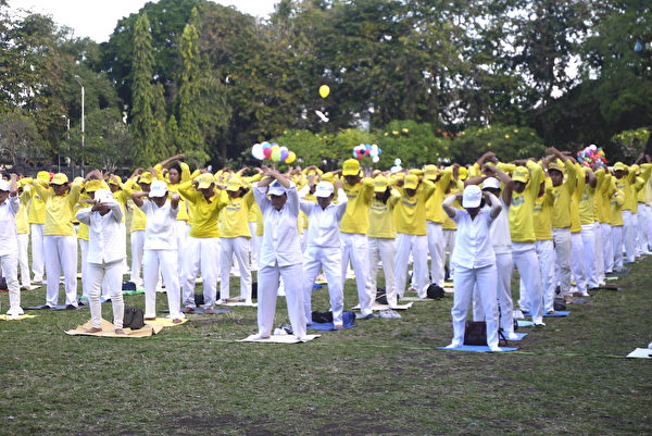 峇里島部分法輪功學員在巴東普普丹廣場集體煉功。（蕭律生／大紀元）
