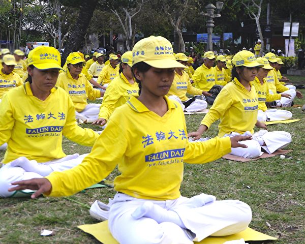 峇里岛部分法轮功学员在巴东普普丹广场集体炼功。（萧律生／大纪元）