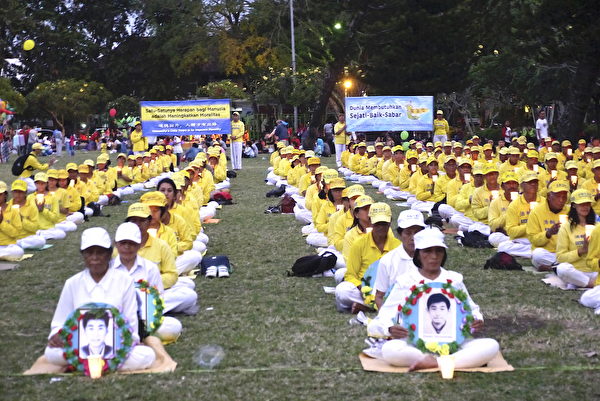 峇里島部分法輪功學員舉行燭光悼念，紀念被迫害致死的法輪功學員。（蕭律生／大紀元）