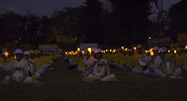 峇里岛部分法轮功学员举行烛光悼念，纪念被迫害致死的法轮功学员。（萧律生／大纪元）
