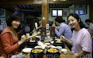 組圖：初伏養生 韓國人排隊喝蔘雞湯