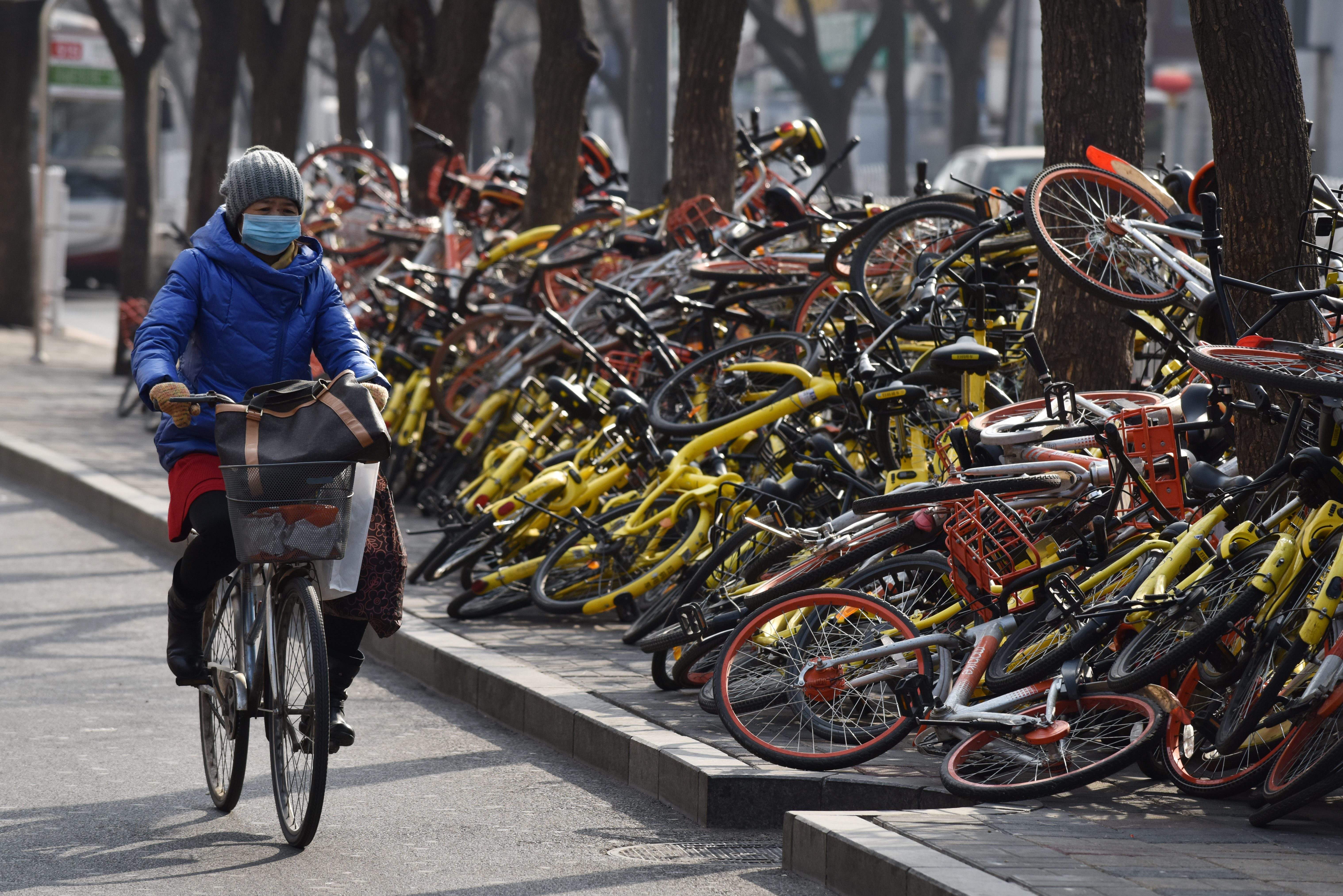 上海现共享单车“坟场” 3万辆共享单车堆积如山